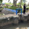 PANTAU: Anggota melakukan pengecekan ke beberapa pintu air Sungai Cipager di wilayah Desa Wanasaba Kidul, Kecamatan Talun, Kabupaten Cirebon, kemarin.