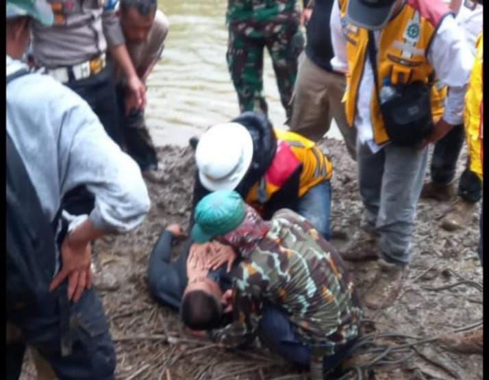 BERUPAYA: Sejumlah petugas berusaha keras melakukan pertolongan pertama, setelah korban tersedot pusaran air di bendungan disposal Cihamerang, kemarin.