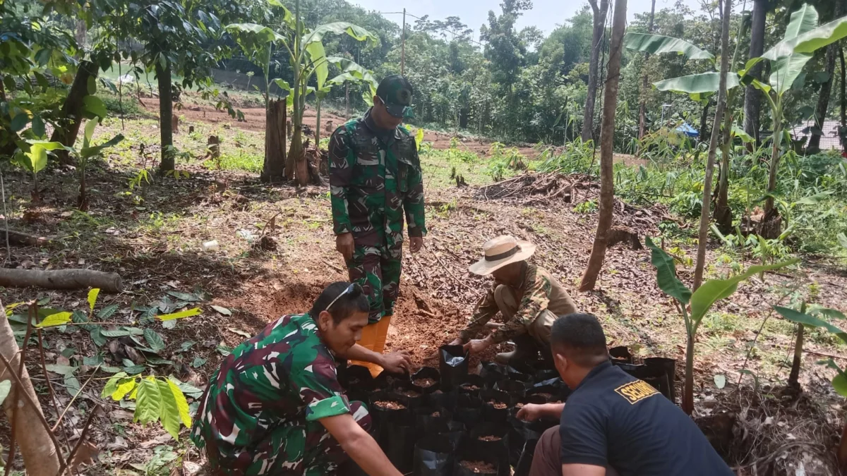 Anggota Koramil 1007 Conggeang Kodim 0610 Sumedang yang dipimpin Batuud Serma Heri melaksanakan pengisian tanah pupuk di polybag sebagai media tanam di Makoramil, kemarin.