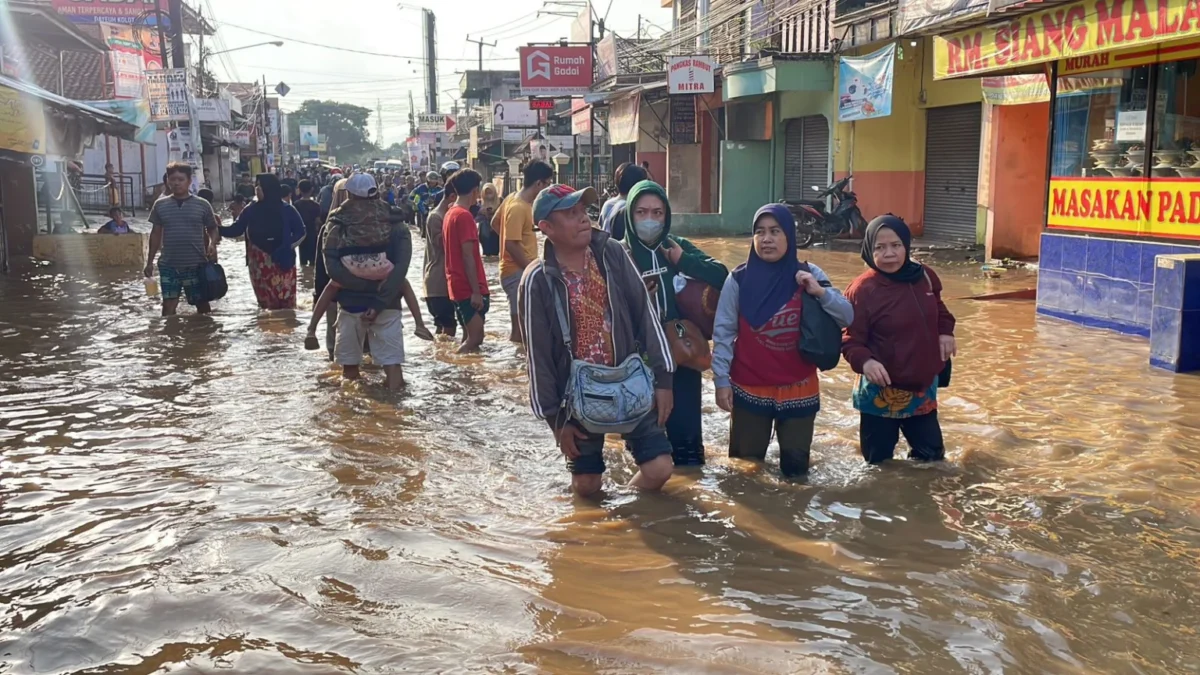 Para Pengungsi Banjir Dayeuhkolot Pastikan Dapat Logistik Dari Pemprov