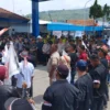 BERSUARA: Ormas Bamuswari saat melakukan aksi unjuk rasa menuntut pengambilan air berlebih oleh pihak pabrik di PT. Tirta Fresindo Jaya Mayora Group, Cicalengka, kemarin.
