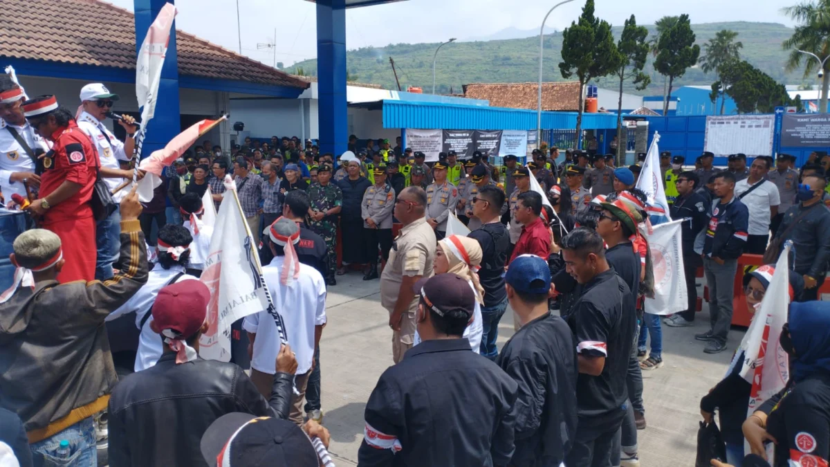 BERSUARA: Ormas Bamuswari saat melakukan aksi unjuk rasa menuntut pengambilan air berlebih oleh pihak pabrik di PT. Tirta Fresindo Jaya Mayora Group, Cicalengka, kemarin.