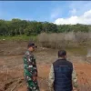 PANTAU: Pemerintah Sumedang saat mengunjungi lokasi Bendungan Cihamerang yang bermasalah di Desa Sukasirnarasa Kecamatan Rancakalong, baru-baru ini.
