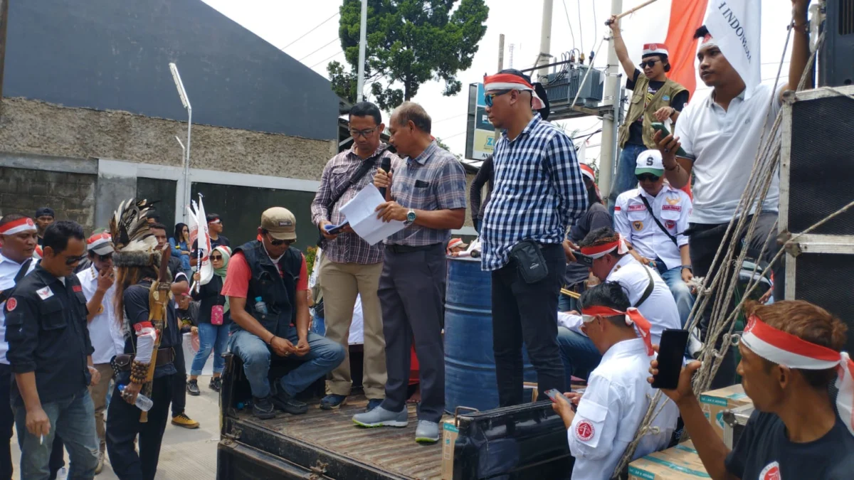 BERSUARA: Organisasi masyarakat balai musyawarah Indonesia (Bamuswari) saat melakukan aksi demo di PT Tirta Fresindo Jaya, anggota Mayora Group, Desa Tenjolaya, Cicalengka, Kabupaten Bandung, baru-baru ini.