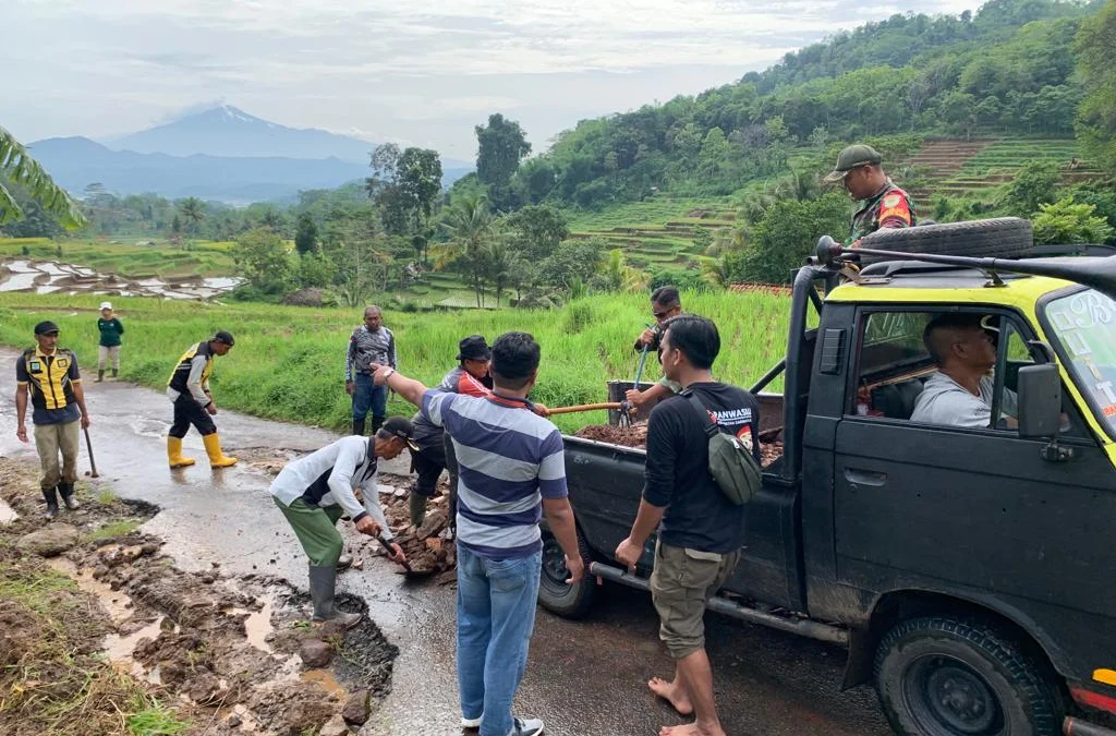 BEJIBAKU: Sejumah warga bersama anggota TNI saat melakukan karya bakti penimbunan jalan yang berlubang bersama di Dusun Kebon Buah RT 03/05 Desa Darmajaya Kecamatan Darmaraja, Sumedang, kemarin.