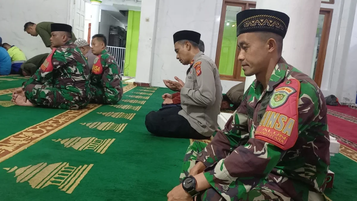 SILATURAHMI: Sejumlah anggota TNI dan Polri berbaur dengan masyarakat di lingkungan RT 04 RW 07 Kelurahan Talun, sebelum menunaikan shalat subuh berjamaah, di Masjid Tegalkalong, baru-baru ini.