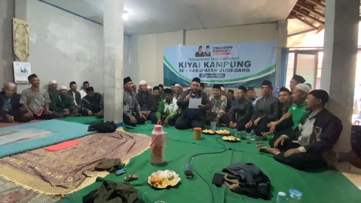 KOMPAK: Kiai Kampung se-Kabupaten Sumedang saat berdeklarasi untuk memenangkan pasangan Prabowo-Gibran menang satu putaran di salah satu rumah kiai di Kelurahan Kota Kulon, Kecamatan Sumedang Selatan, baru-baru ini.