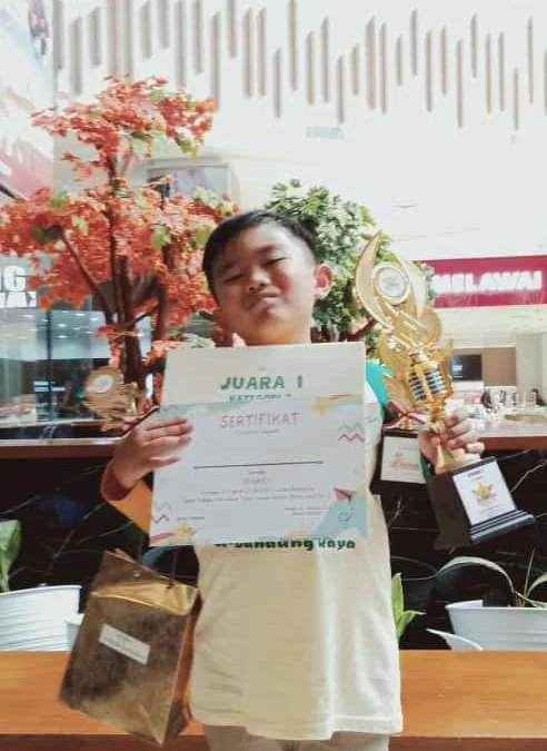 BERBAKAT: Kenzie Bintang Bima Dipradja, siswa SDN Haurngombong saat raih prestasi juara 4 dalam Olimpiade Prisma Nasional, baru-baru ini.