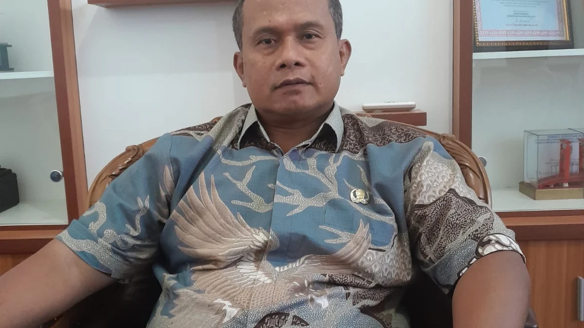 OPTIMAL: Kadisdukcapil Sumedang Bangbang Kustiantoro saat diwawancara terkait pendaftaran E-KTP di kantornya, kemarin.