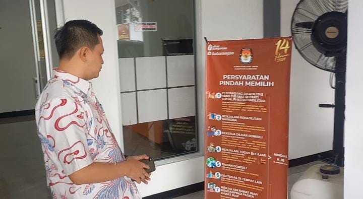 PANTAU: Ketua KPU Kabupaten Sumedang, Ogi Ahmad Fauzi saat memeriksa periapan menjelang pemilu 2024 di kantornya, baru-baru ini.