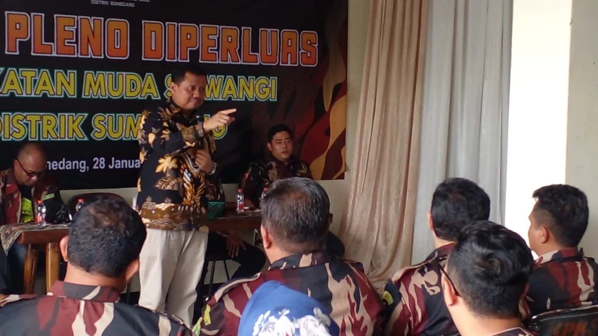OPTIMIS: Mantan Bupati Sumedang Dony Ahmad Munir saat memberikan pidato sambutan pada kegiatan Rapat Pleno Diperluas AMS Distrik Sumedang di kantor Sekretariat AMS Jalan Sebelas April Sumedang, baru-baru ini.
