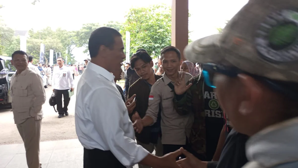 BERBAUR: Menteri Pertanian (Menhan) Republik Indonesia, Andi Amran Sulaiman tampak akrab saat mengunjungi Kabupaten Sumedang dalam rangka meningkatkan produksi pangan di IPP Sumedang, kemarin.
