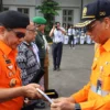 APRESIASI: Deputi Bidang Operasi Pencarian dan Pertolongan, Laksamana Muda TNI Ribut Eko Suyatno, saat mendapat penghargaan di Bandung, baru-baru ini
