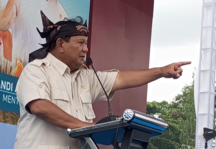 TEGAS: Menteri Pertahanan Republik Indonesia Prabowo Subianto saat memberikan sambutan dalam acara akselerasi pembinaan penyuluhan pertanian dan petani serta food estate, partisipatif Provinsi Jawa Barat, di halaman Kantor PP Sumedang, kemarin.