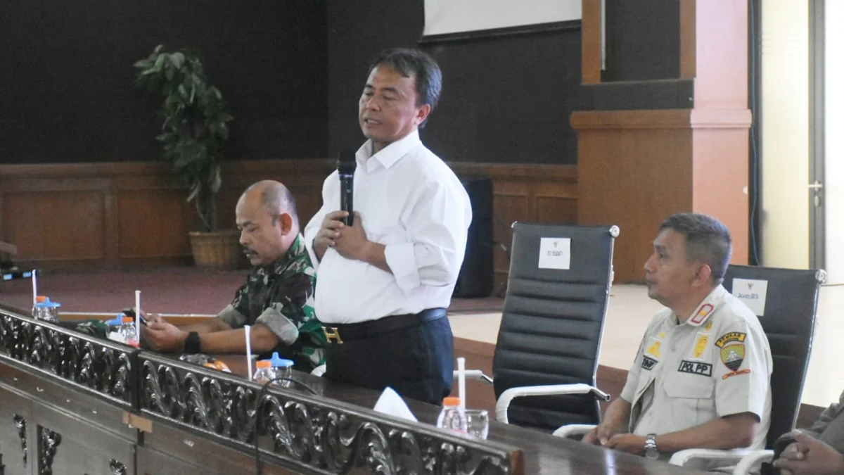 UMUMKAN: Pj Bupati Sumedang Herman Suryatman saat memberikan arahan dalam Rapat Koordinasi Teknis dalam rangka mengoptimalkan Pemberdayaan Satuan Perlindungan Masyarakat pada Pelaksanaan Pemilu Tahun 2024, di Aula Tampomas, kemarin.