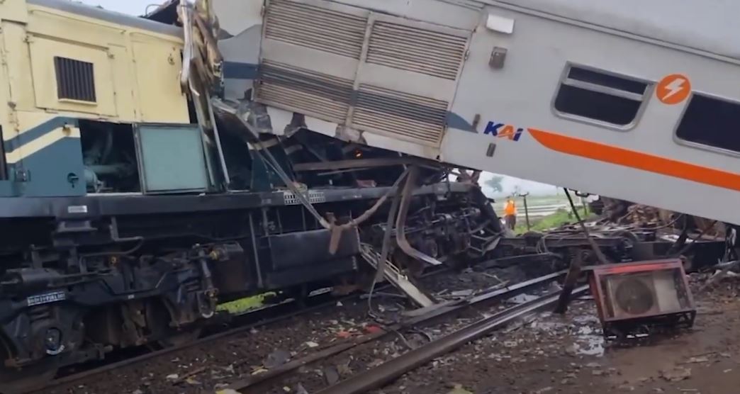 Permintaan Maaf dan Tindakan Tanggap PT Kereta Api Indonesia Pasca Kecelakaan Kereta Api di Bandung
