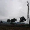 Tim PLN yang bergerak cepat memperbaiki kabel listrik PLN yang putus akibat Sambaran Petir di Lingkungan Sindangpalay dan Dusun Sawahbera Kelurahan Pasanggrahan, Senin (5/2).