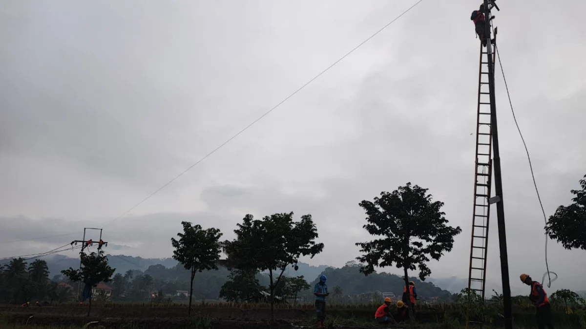 Tim PLN yang bergerak cepat memperbaiki kabel listrik PLN yang putus akibat Sambaran Petir di Lingkungan Sindangpalay dan Dusun Sawahbera Kelurahan Pasanggrahan, Senin (5/2).