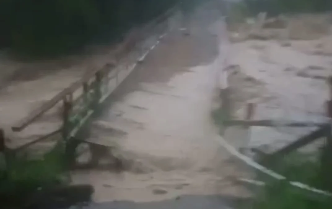 Sekolah dan Jembatan Hancur Diterjang Banjir