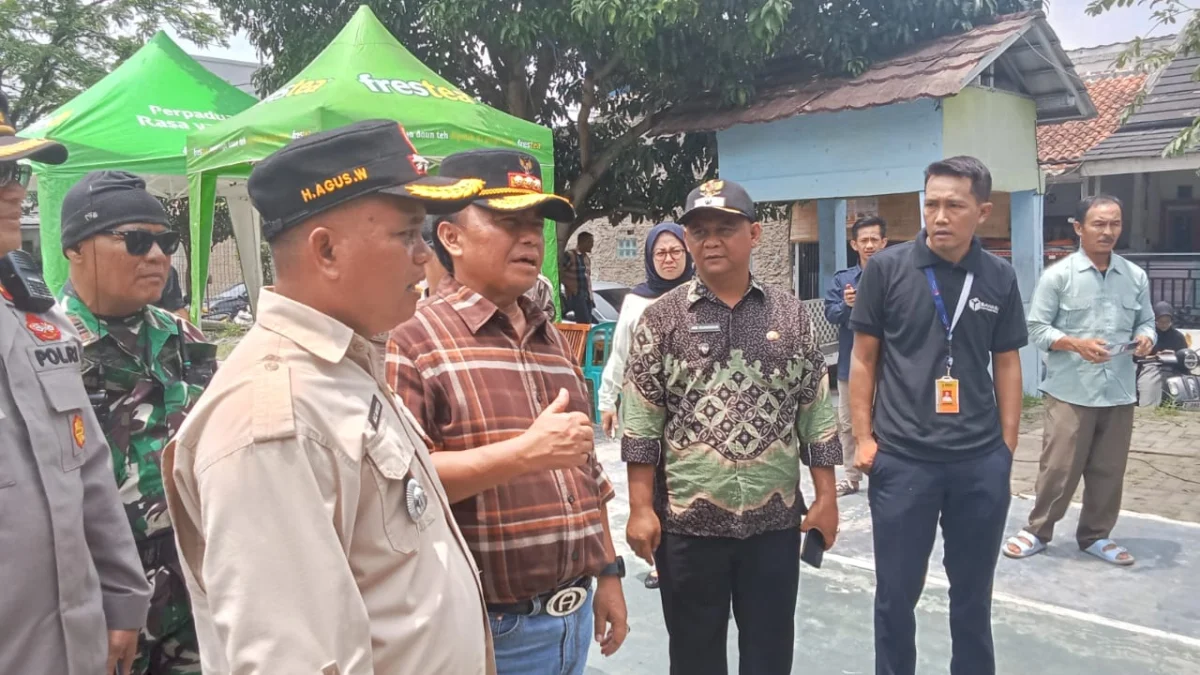 Pj Bupati Sumedang Herman Suryatman saat berkujung kw TPS di sekitar Desa Sindapakuon Kecamatan Cimanggung.