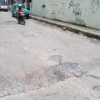 WASAWAS: Pemotor saat melintasi ruas Jalan Karapyak, Kelurahan Situ, Kecamatan Sumedang Utara yang kini masih