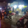 EVAKUASI: Petugas kepolisian dari polsek Cimanggung saat mengevakuasi korban laka lantas meninggal dunia di Ja