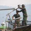 SIGAP: Anggota TNI saat membersihkan puing-puing pasca bencana angin puting beliung, baru-baru ini.