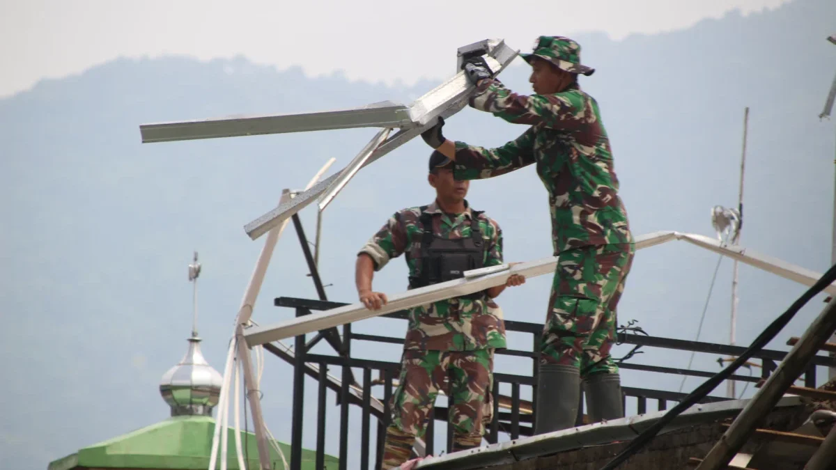 SIGAP: Anggota TNI saat membersihkan puing-puing pasca bencana angin puting beliung, baru-baru ini.