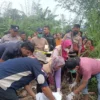 Polisi, Kepala Desa Sindangpakuon dan warga saat berada di pemakaman umum untuk menguburkan jasad bayi, baru-b