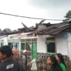 RERUNTUHAN: Sejumlah waga saat melihat rumahnya yang hancur akibat angin puting beliung di Desa Tarumajaya, Ke