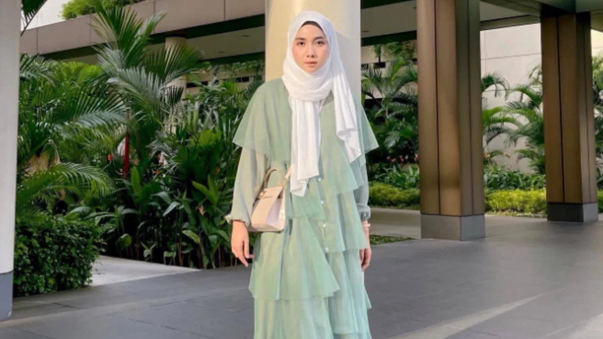 Baju Hijau Botol Cocok dengan Jilbab Warna Apa ? 5 Rekomendasi Warna Hijab