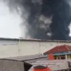 Kebakaran di PT Kahatex Cimanggung, Asap Mengepul Tinggi di Udara