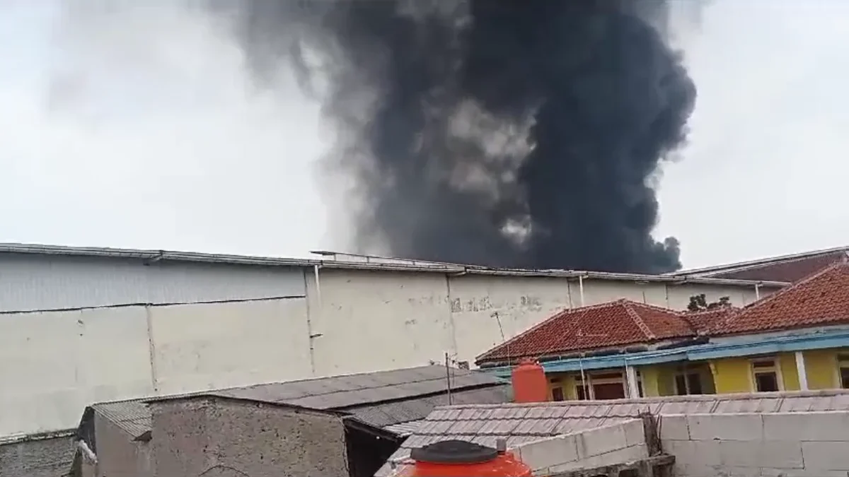 Kebakaran di PT Kahatex Cimanggung, Asap Mengepul Tinggi di Udara