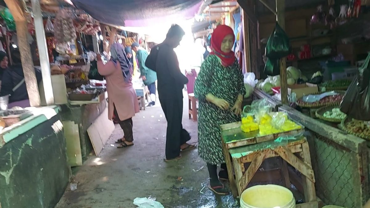 KUMUH: Pedagang saat menjajakan dagangannaya di Pasar Tradisional Parakanmuncang Cimanggung dengan kondisi kumuh, baru-baru ini.