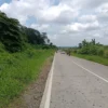 PENERANGAN: Pemotor saat melintasi ruas jalan di turunan Cidempet Kecamatan Conggeang, yang dinilai kurang penerangan oleh warga setempat ketika malam tiba.