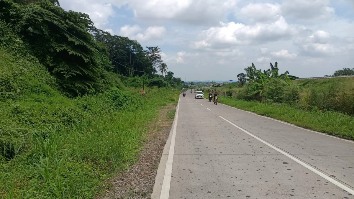 PENERANGAN: Pemotor saat melintasi ruas jalan di turunan Cidempet Kecamatan Conggeang, yang dinilai kurang penerangan oleh warga setempat ketika malam tiba.