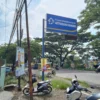 PEMERIKSAAN: Pengendara melintasi PT Bank Perkreditan Rakyat Atrhaguna Mandiri seusai menjadi sasaran pencurian di wilayah Desa Sindangpakuon, Kecamatan Cimanggung, baru-baru ini.