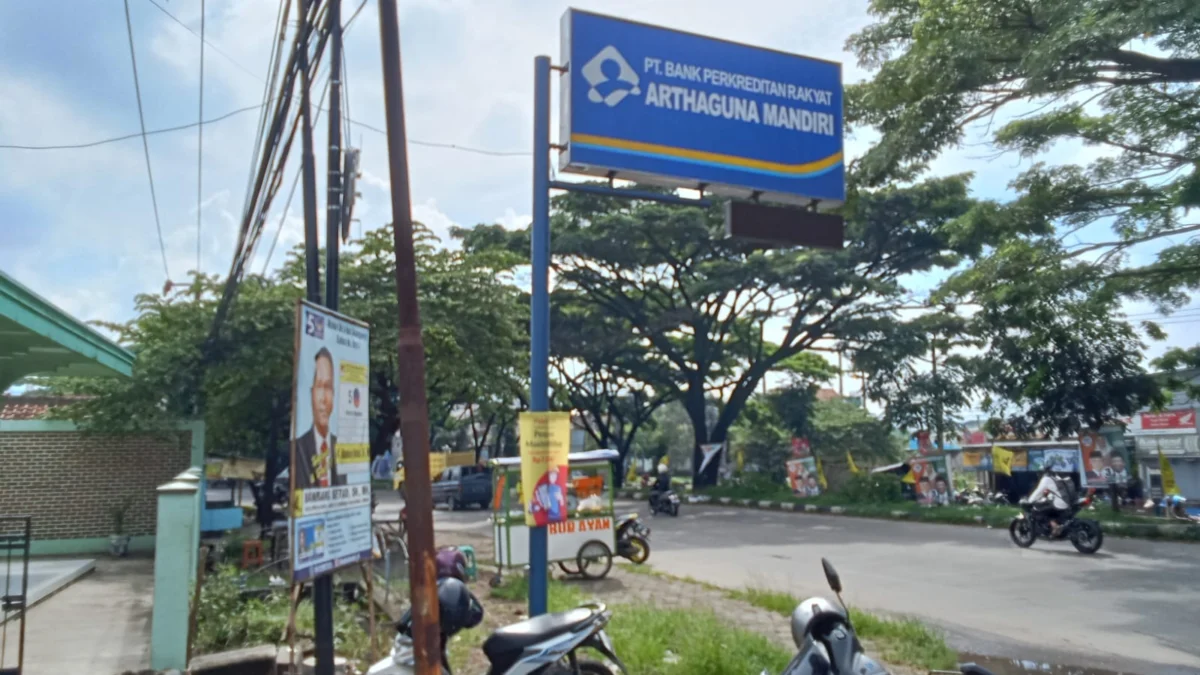 PEMERIKSAAN: Pengendara melintasi PT Bank Perkreditan Rakyat Atrhaguna Mandiri seusai menjadi sasaran pencurian di wilayah Desa Sindangpakuon, Kecamatan Cimanggung, baru-baru ini.