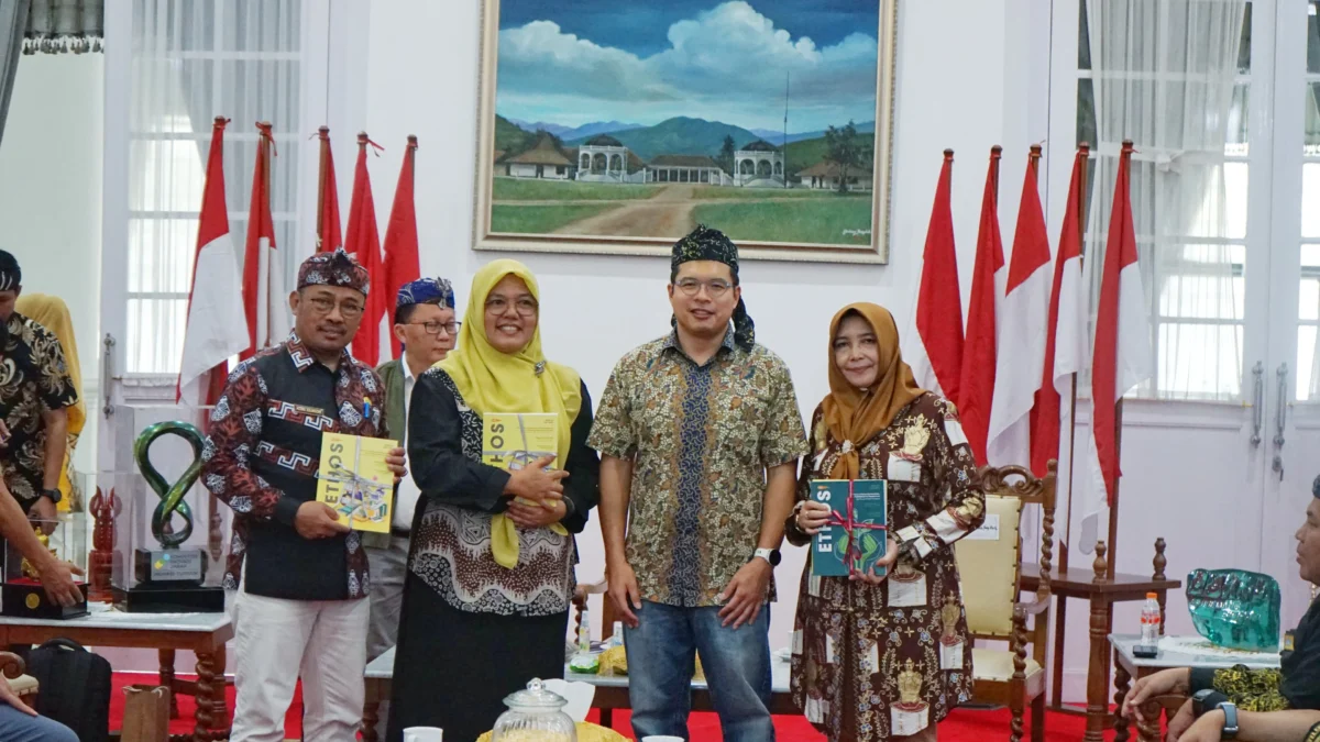 APRESIASI: Pj Sekretaris Daerah Kabupaten Sumedang Hj Tuti Ruswati (kanan) menerima kunjungan delegasi and Civil Service Exchange Program (CSEP) di Command Center Sumedang, Kamis (25/01/2024).