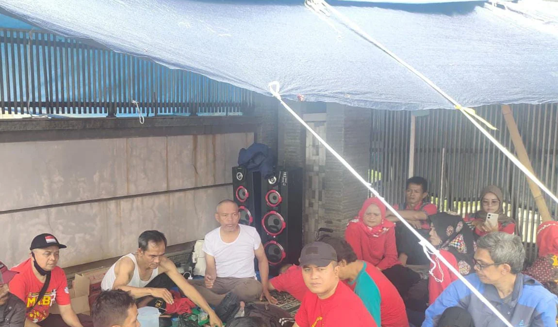 TUNTUT: Karyawan PT Natatex di Cimanggung, Sumedang saat memprotes dengan melakukan aksi demo kemping di gerbang pabrik di Jalan Raya Bandung Garut, Desa Sindapakuon, Kecamatan Cimanggung, baru-baru ini