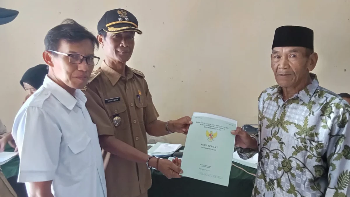 ANTUSIAS: Sekretaris Kecamatan Cimanggung, Ahmad Abidin turut menyaksikan penyerahan program dari BPN untuk pembuatan sertifikat tanah secara massal, baru-baru ini.