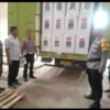 DISTRIBUSI: Petugas saat menerima logistik berupa ratusan kotak suara yang tiba di Kecamatan Cimanggung, baru-baru ini.