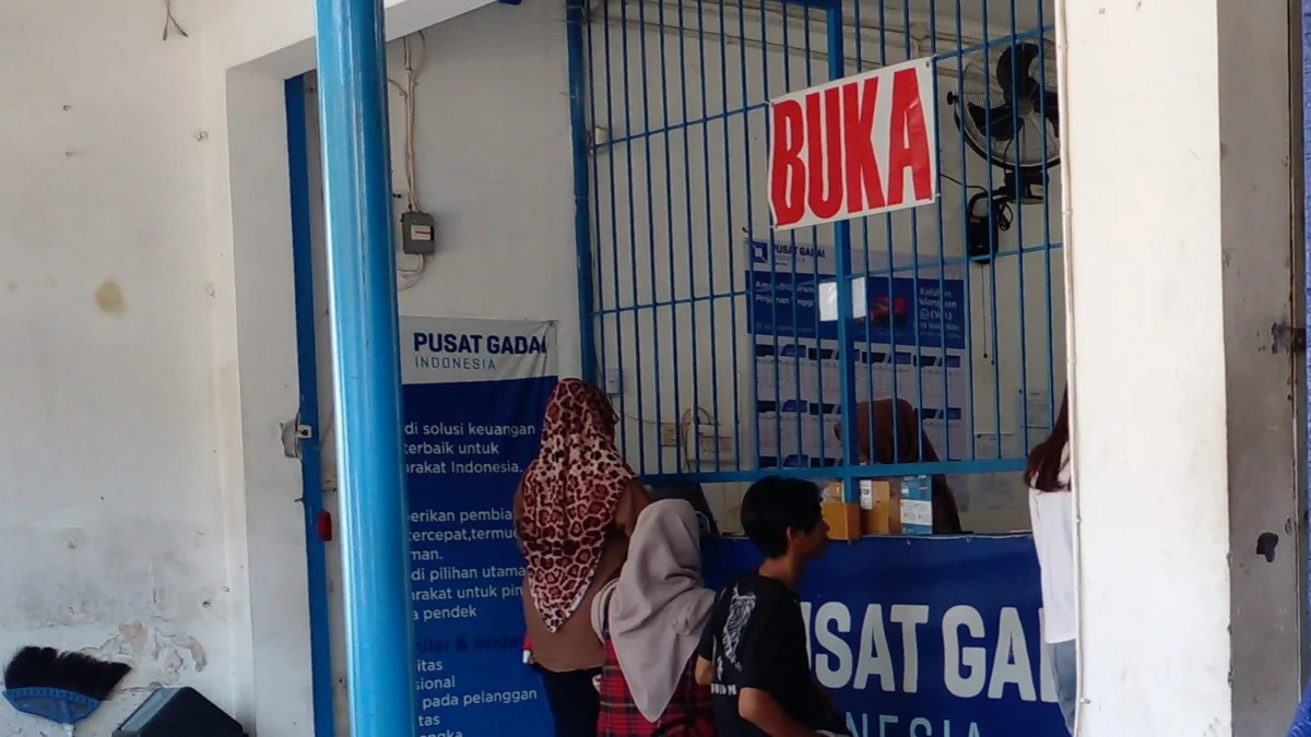 ANTRE: Sejumlah ibu-ibu menunggu giliran panggilan di salah satu tempat gadai yang berlokasi di Jalan Angkrek,