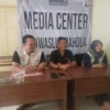BERIKAN KETERANGAN: Jajaran Panwaslu Kecamatan Buahdua memberikan keterangan, Selasa (13/2/2024).
