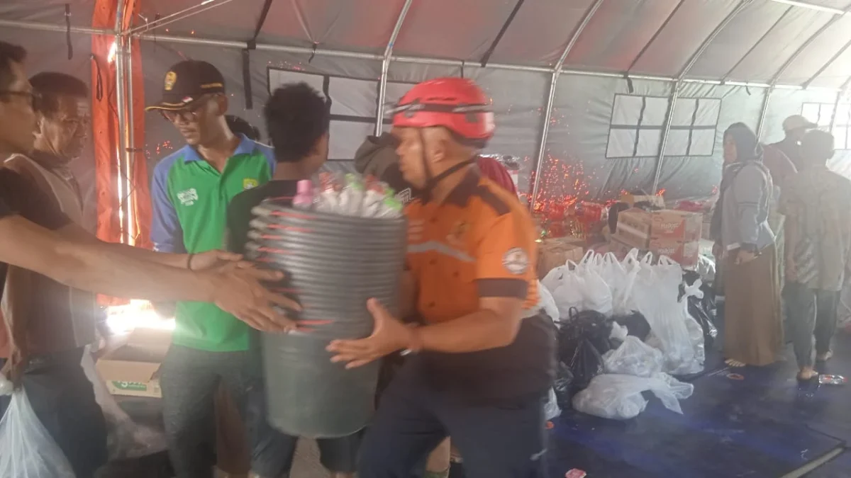 BERIKAN: Jajaran Baznas Sumedang saat memberikan bantuan bagi warga terdampak banjir di Ujungjaya, kemarin.