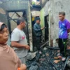 HANGUS: Kepala Desa Sindangpakuon saat mengecek rumah warganya yang terbakar diduga akibat konsleting listrik,