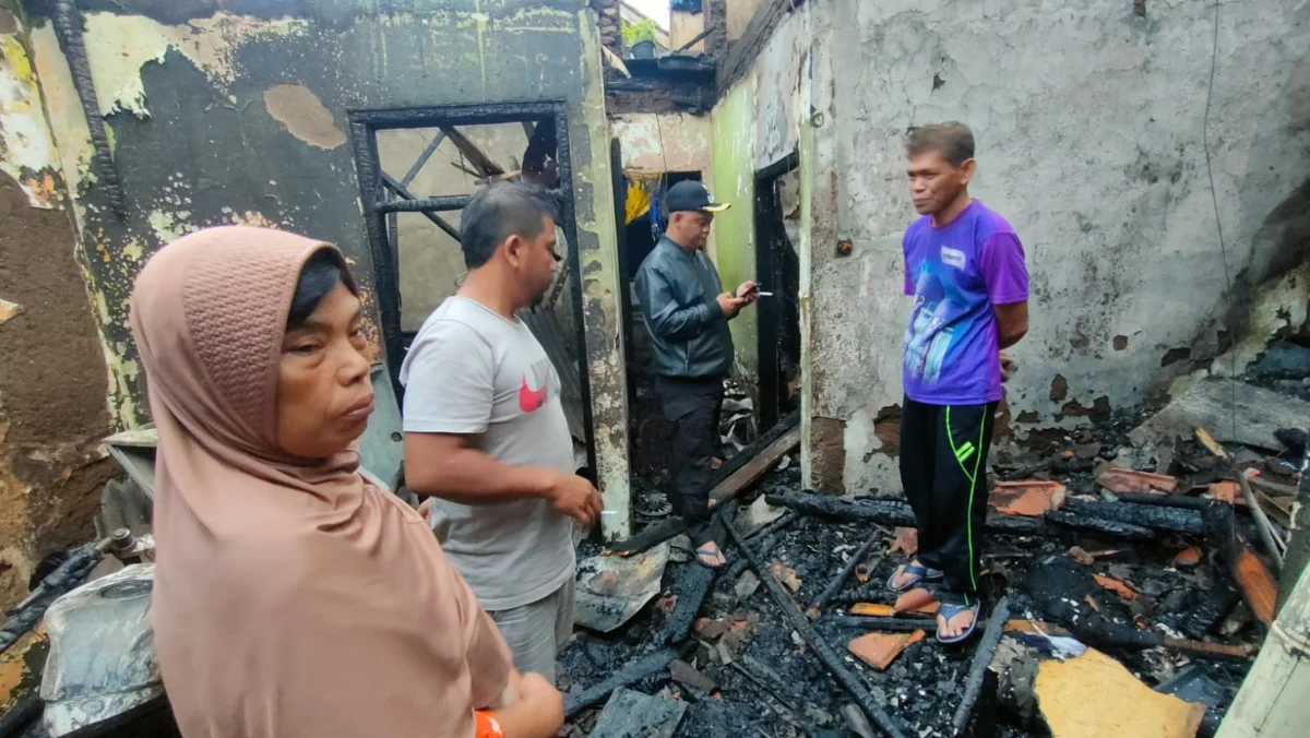 HANGUS: Kepala Desa Sindangpakuon saat mengecek rumah warganya yang terbakar diduga akibat konsleting listrik,
