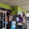 SUMRINGAH: Salah satu keluarga penerima mamfaat (KPM) saat menerima bansos, berupa beras di Dusun Cieunteung,