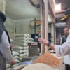 PANTAU: Pj Bupati Sumedang, Herman Suryatman saat mengecek harga beras di pasar tradisional Sumedang, yang tid