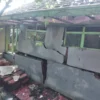 RETAK: Beberapa bagian rumah warga yang rusak dan hampir roboh akibat adanya abrasi Sungai Cipelang di Dusun S